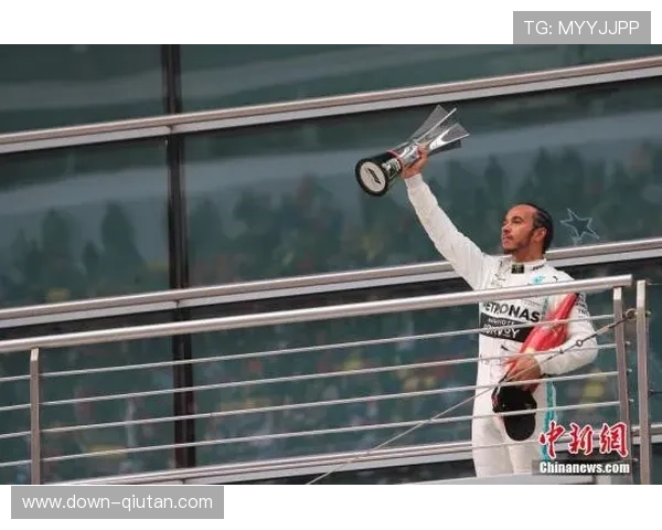 正赛半程:维斯塔潘紧追勒克莱尔,多次尝试超车