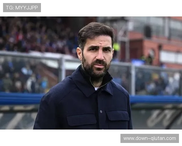 拉比奥造点引VAR复核，科莫主帅法布雷加斯场边抗议判罚