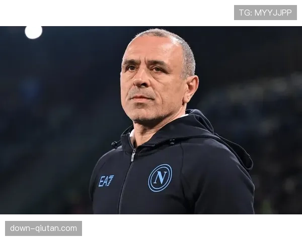 镜头：那不勒斯失点后，主帅卡尔佐纳在场边激动指挥引第四官员介入